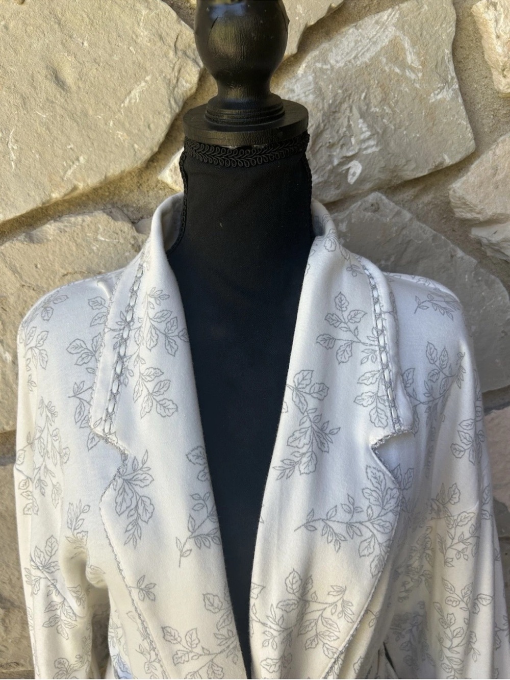 LIZ CLAIBORNE 100% Cotton Robe XL 18/20 Ivory Gray Floral Wrap Styling Excellent - Picture 2 of 13